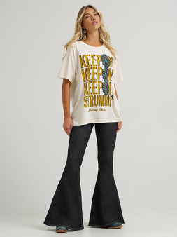 WRANGLER Wrangler Women's Cream X Lainey Wilson Keep On Strummin Oversized Tee 