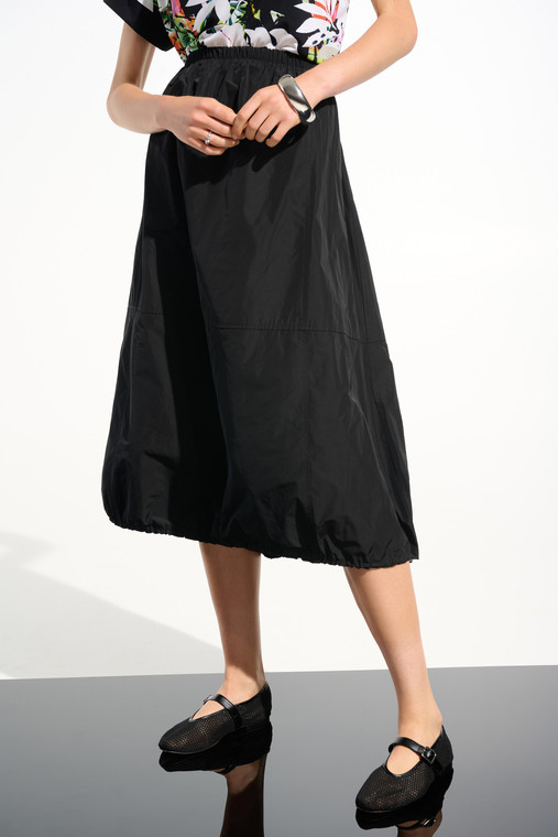Designed with subtle volume, this memory woven skirt features a balloon silhouette with bungee elastic and stopper at the hem.