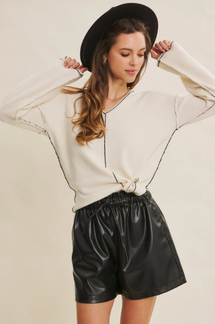 Super Soft Essential V-Neck Sweater w Contrast Stitch Cream/Blk
