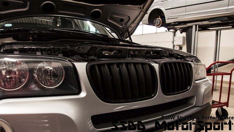 bmw-e83-lci-x3-black-kidney-grilles-installed.jpg