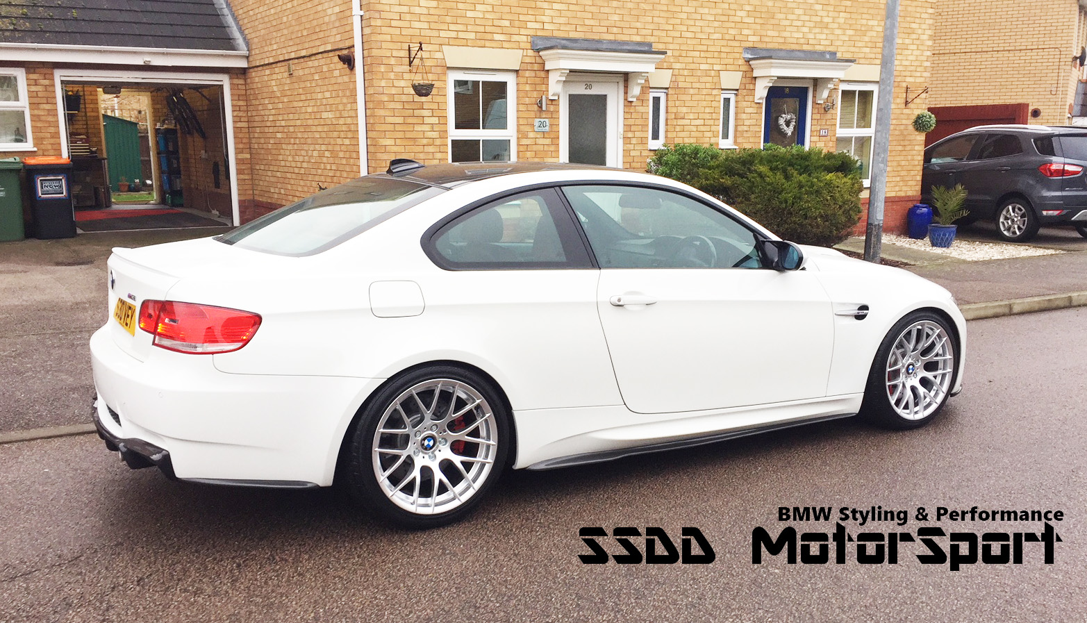 bmw-e92-e93-m3-carbon-fibre-side-skirt-extensions-3-img-fitted.jpg