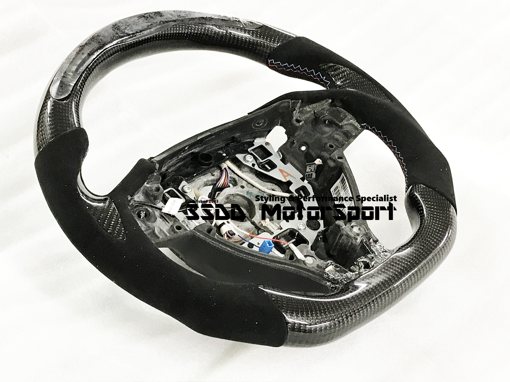 bmw-f10-m5-pre-lci-carbon-led-race-display-steering-wheel-1.jpg