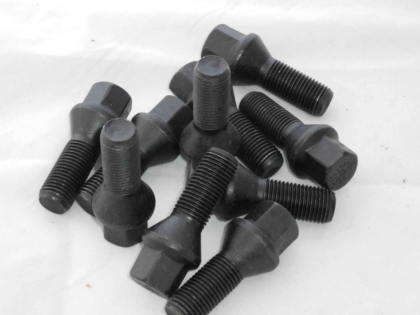 bmw-longer-extended-wheel-bolts-black.jpg