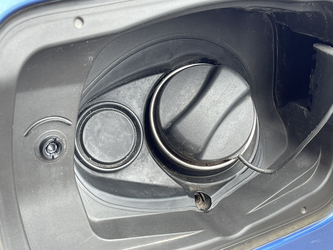 genuine-bmw-carbon-m-performance-fuel-cap-petrol-cover-before.jpg