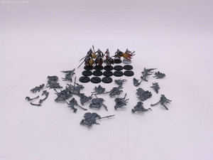 18 x Deathrattle Skeletons (partially assembled)