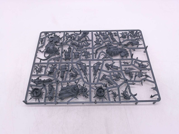 5 x Plague Marines, 1 x Lord of Contagion, 1 x Foetid Bloat-drone (NoS, missing 2 bloat-drone bits)