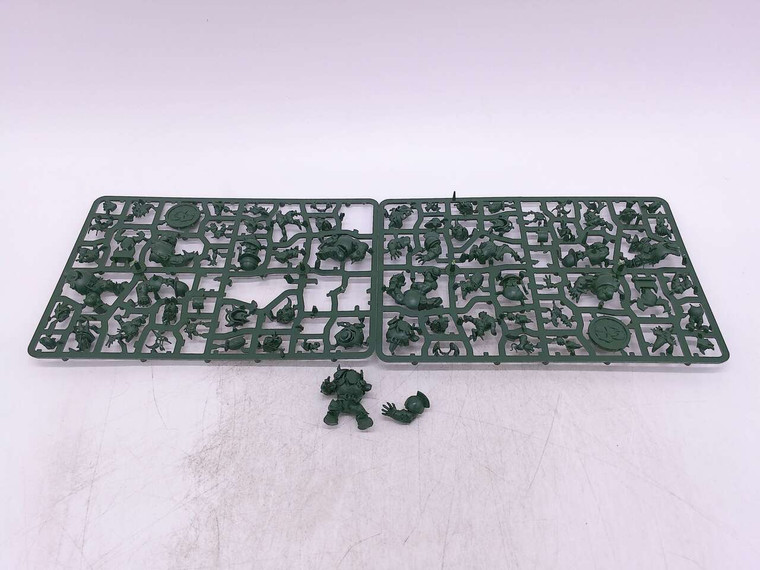 12 x Black Orc Blood Bowl Team: The Thunder Valley Greenskins (partially assembled)