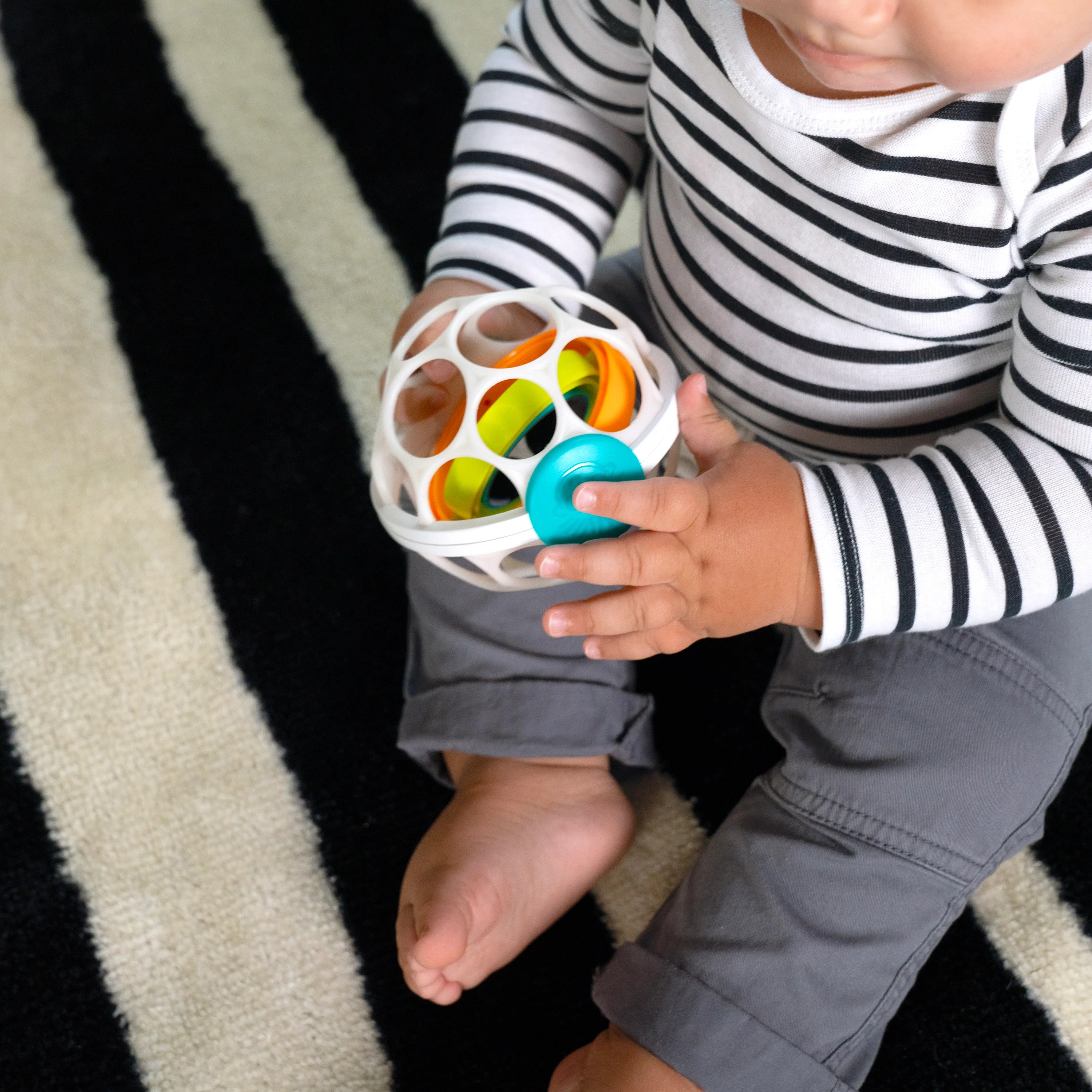 BABY EINSTEIN GRIP & SPIN OBALL RATTLE TOY