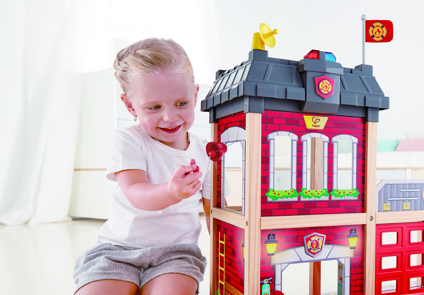 HAPE MULTI-LEVEL CITY FIRE STATION & FIRE ENGINE TOY