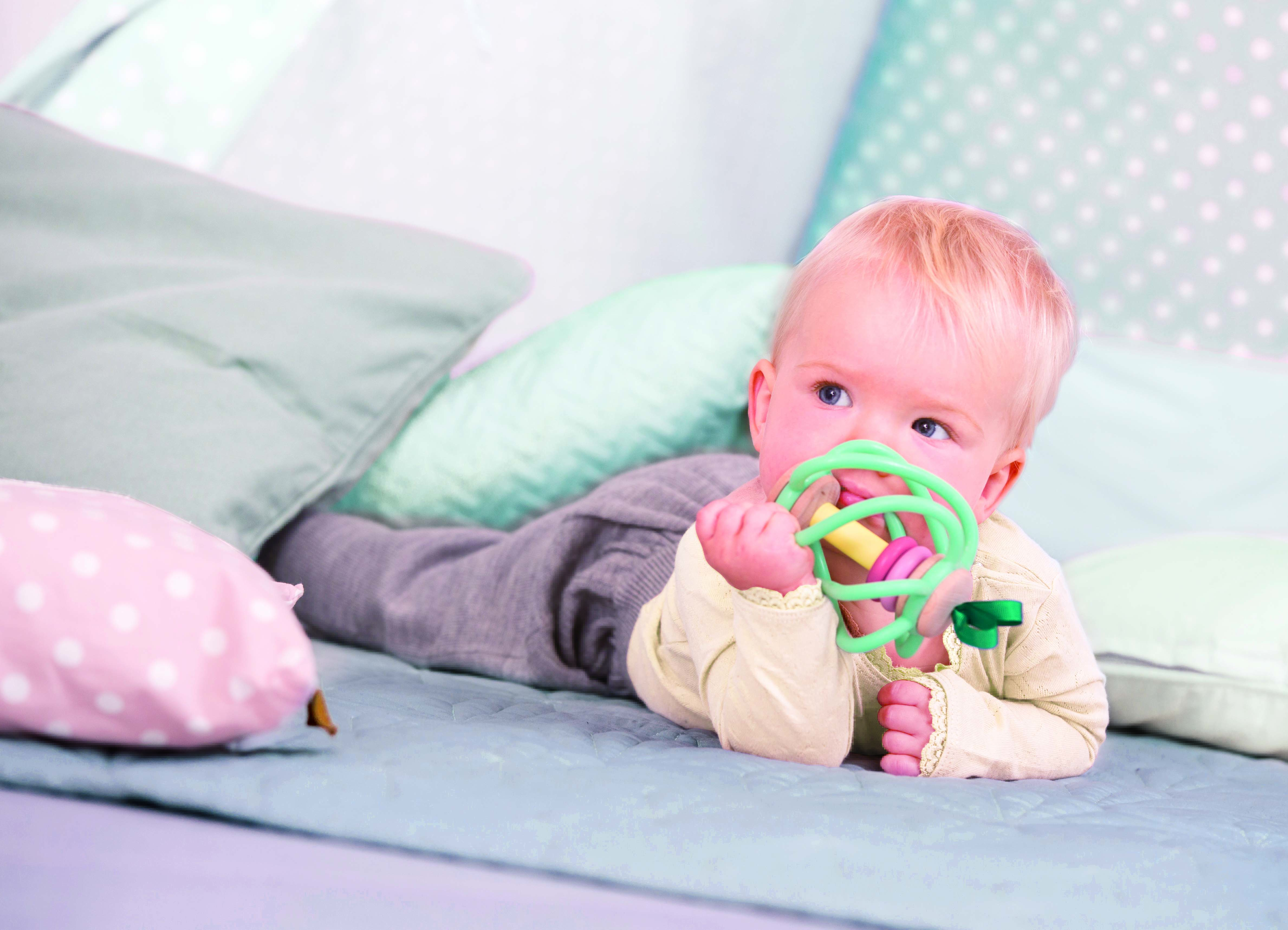 HAPE APPLE GRAB TEETHER BABY TOY