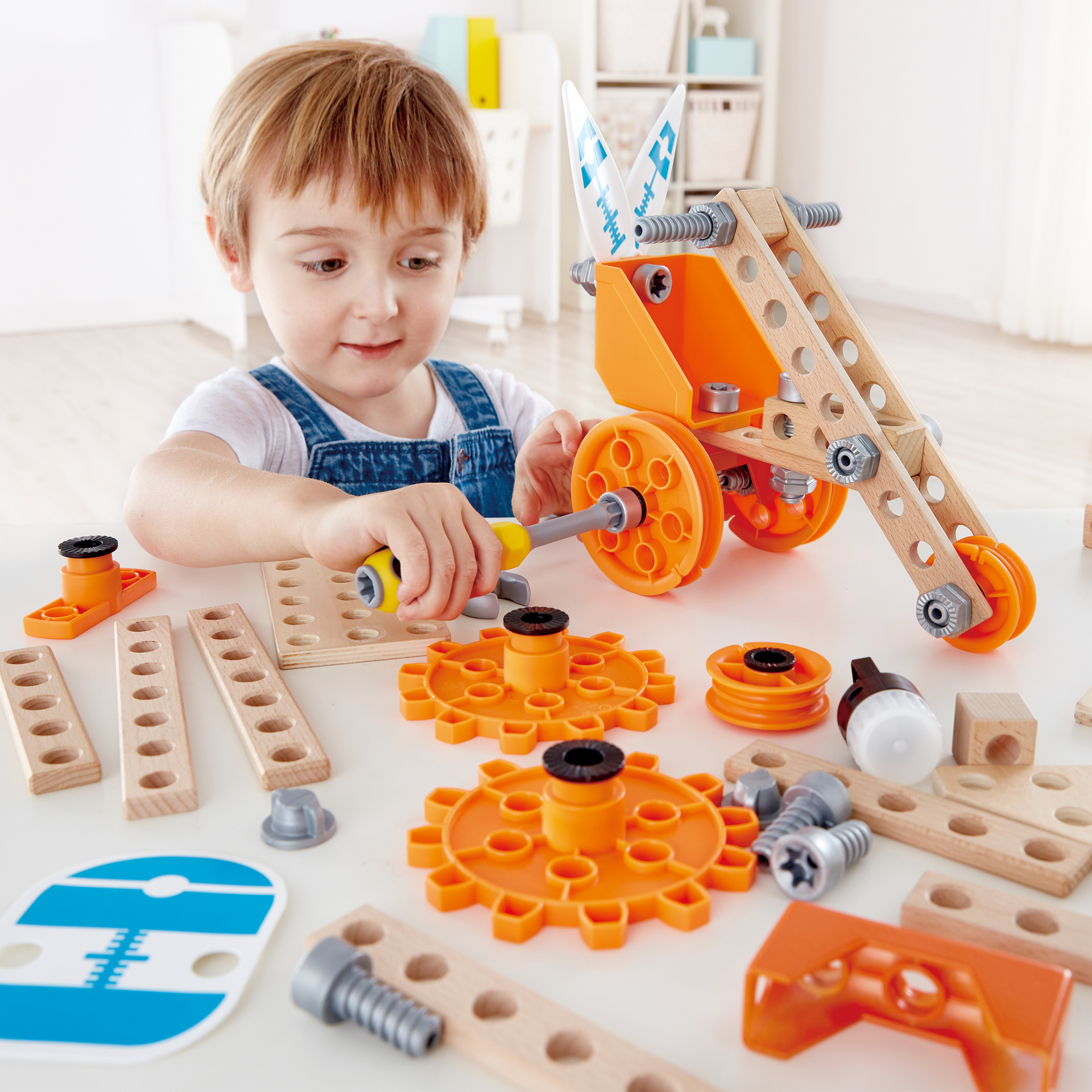 HAPE JUNIOR INVENTOR DELUXE EXPERIMENT CONSTRUCTION KIT 57PCS