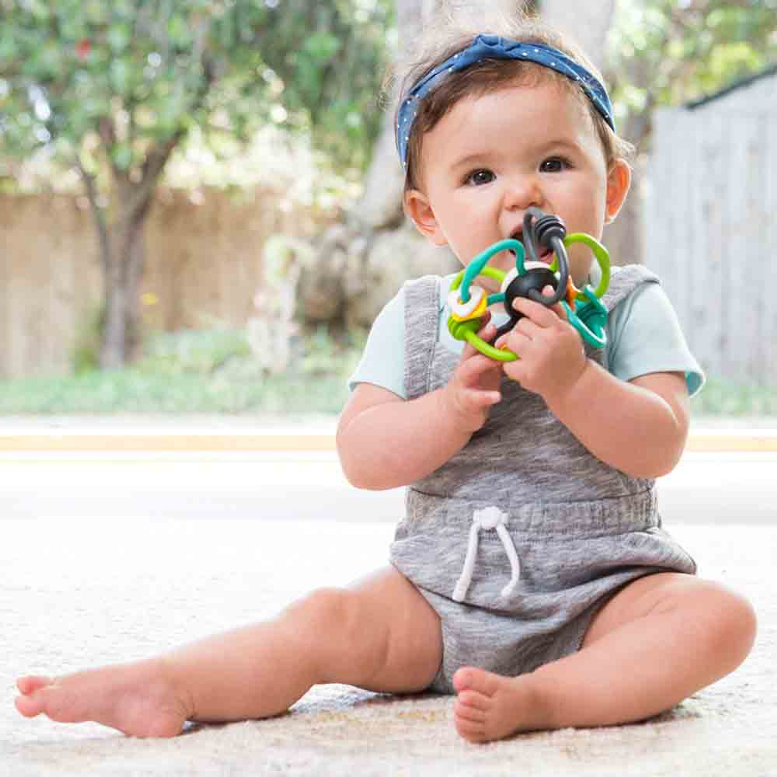 INFANTINO SHAKE & TEETHE FLEXIBLE RATTLE BALL