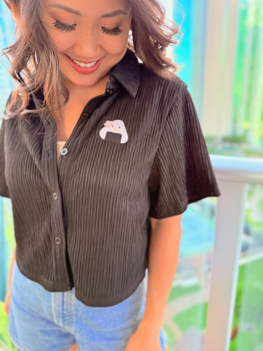 Musubi Crinkle Collar Top: Black