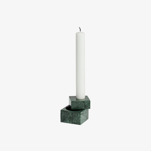 WOUD Jeu de dés Candleholder 1 in Green Marble with tapered candle WOUD Jeu de dés Candleholder 1 in Green Marble with tapered candle
