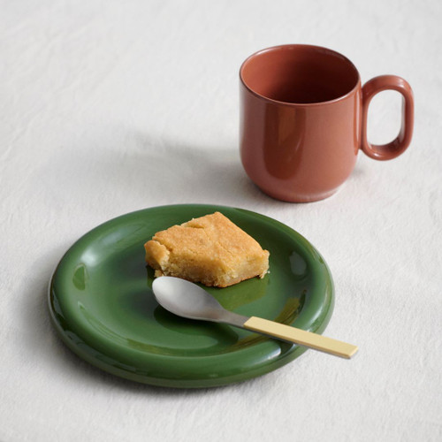 HAY Barro Cup in Natural with Plate in Dark Green