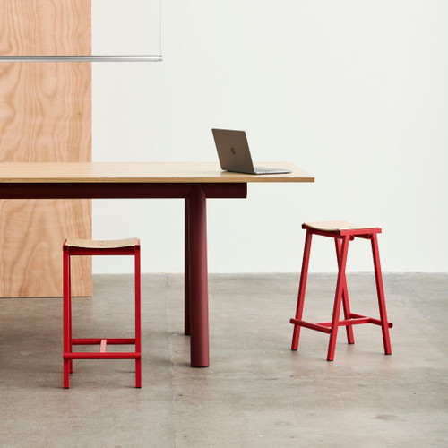 HAY Taburete 8 Bar Stool Low in Signal Red and Oak