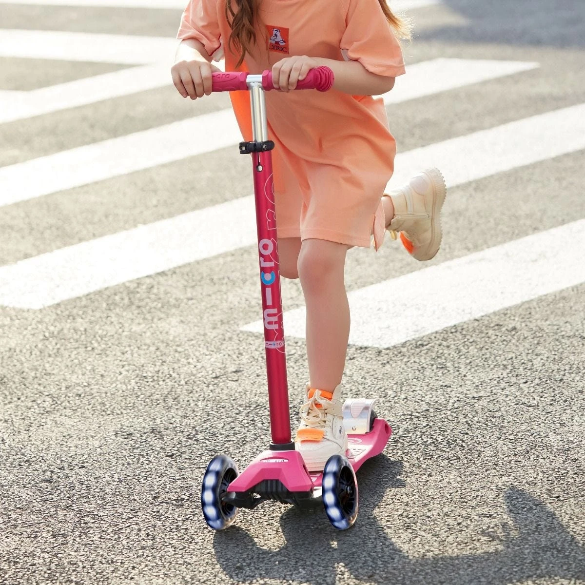 Micro Maxi Deluxe LED Kickboard Pink