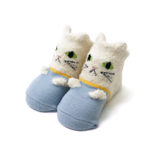 Stample Cup Baby Socks Cat 03 XS  - Designed with a soft 3D cat motif, complete with tiny ears and fluffy paws, these socks bring both warmth and charm to your baby’s outfit.