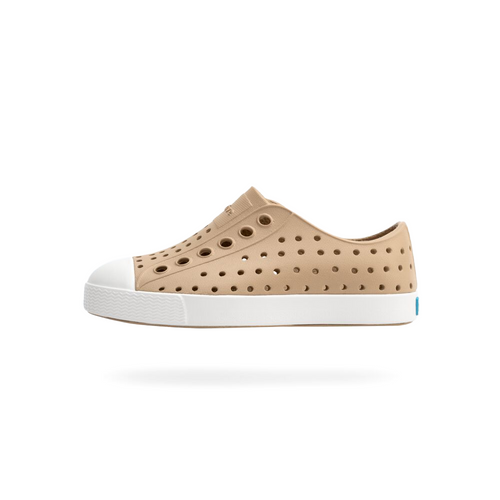 Native Shoes Jefferson Child Shoes 26SS Tan - The Jefferson is styled after a classic but made with a modern EVA twist that makes it easy to clean, water-friendly, and super lightweight—basically everything you want in a shoe.