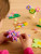 Plus-plus Learn to Build - Flower Shop - Build your own flower shop with Plus-Plus. With 600 colorful Plus-Plus pieces and 2 baseplates, you can create a charming flower shop with beautiful flowers and accessories.