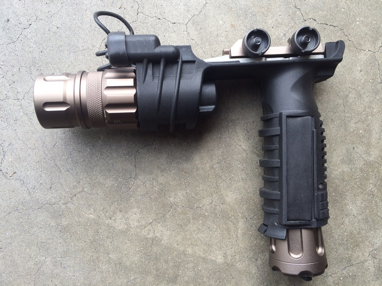 bravo-super-v2-led-ar15-weapon-light-220-lumens-alco-target
