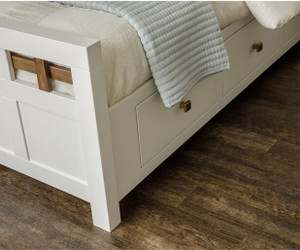 Alto bed with 6 drawer storage rails in brown maple with cappuccino detail in footboard and parchment on the rest of the bed