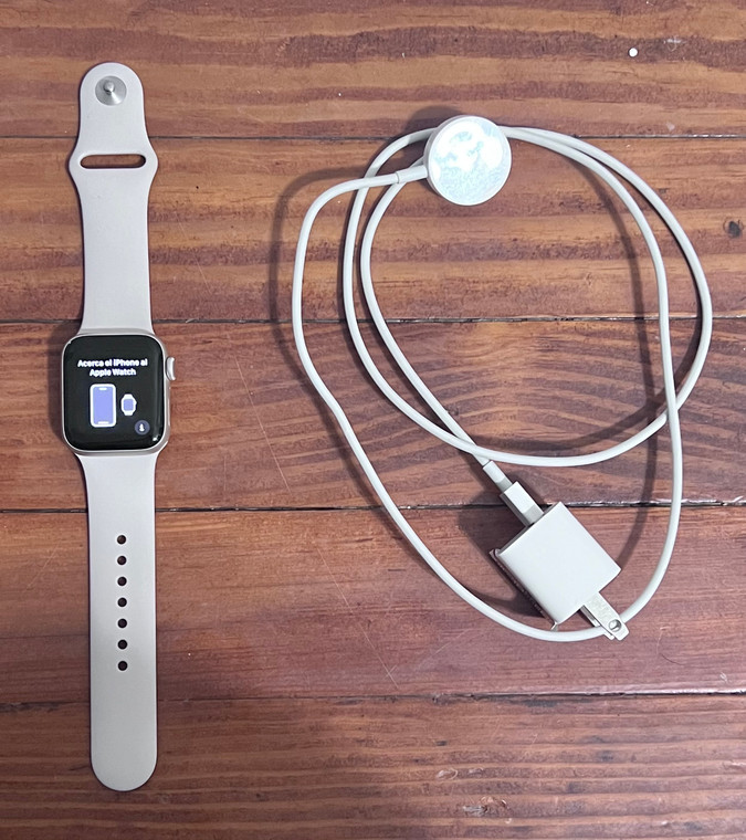 Apple Watch SE 2nd Gen 40MM Starlight Aluminum Case, White Band, Factory Reset