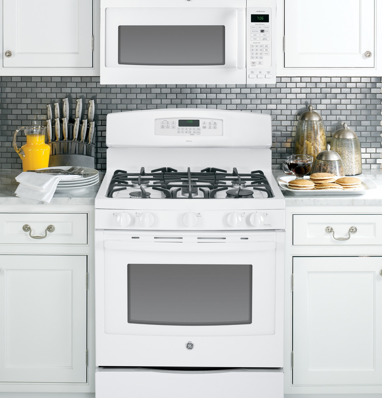 GE Adora Series Microwave Oven - Thumbnail 2