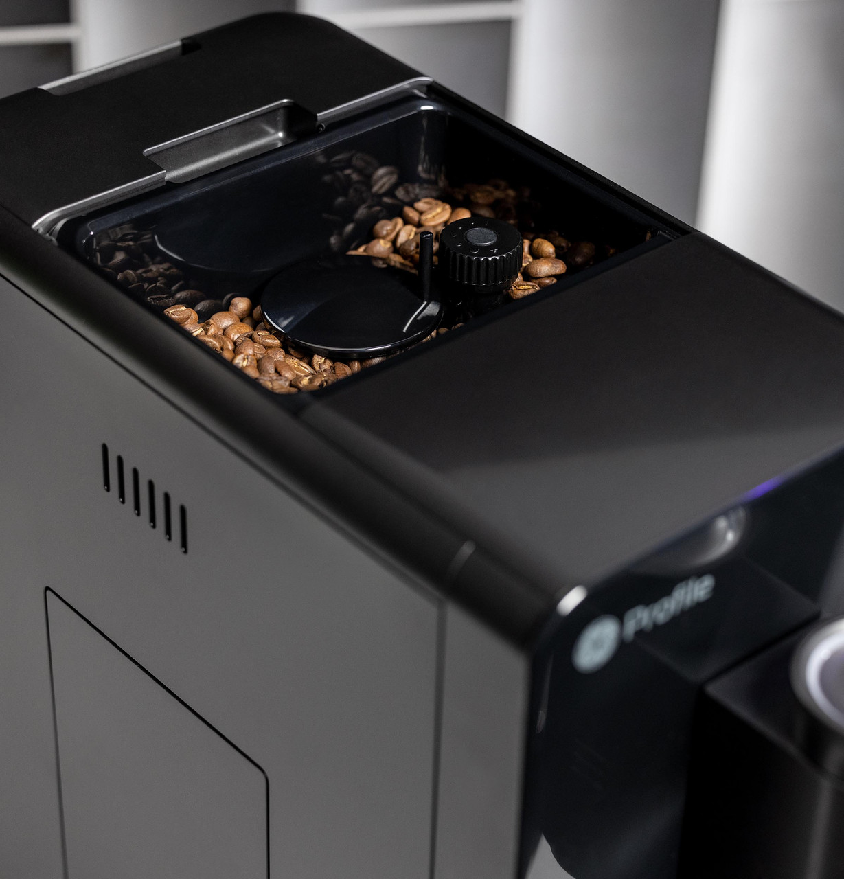GEProfile_AutoEspresso_P7CEBBS6RBB_Steam_FandB_Built-In-Bean-Hopper.jpg