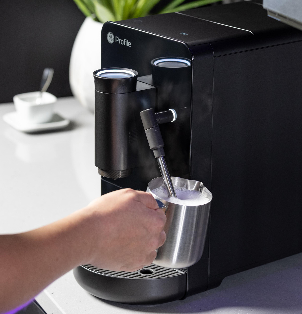 GEProfile_AutoEspresso_P7CEBBS6RBB_Steam_FandB_FrothingPitcher.jpg GEProfile_AutoEspresso_P7CEBBS6RBB_Steam_FandB_FrothingPitcher.jpg