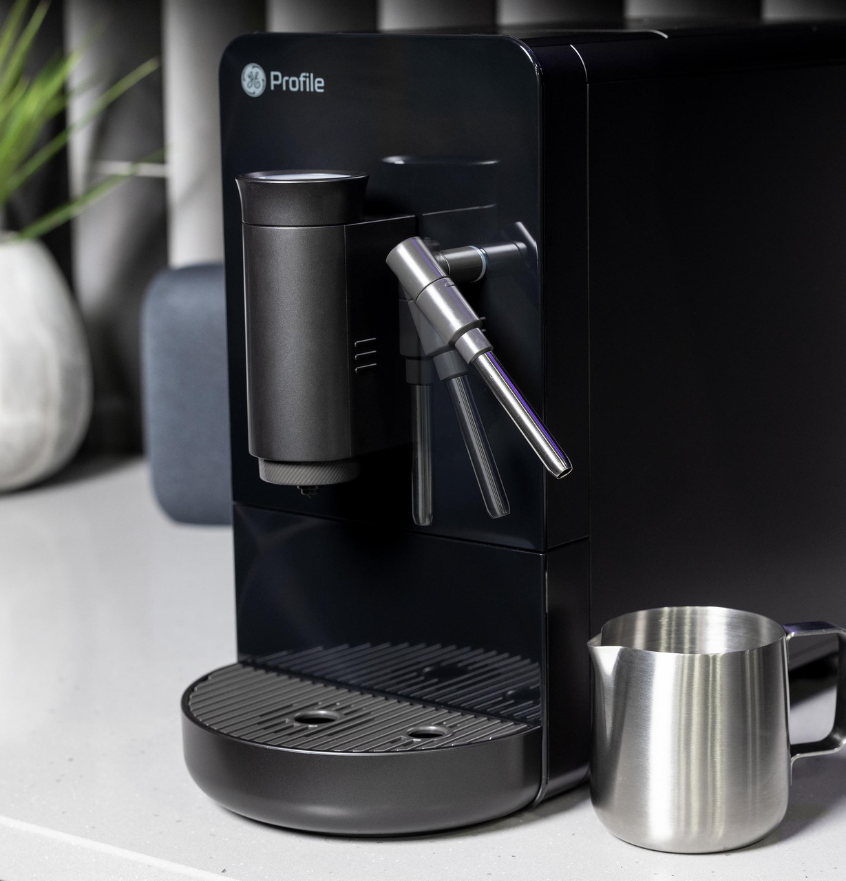 GEProfile_AutoEspresso_P7CEBBS6RBB_Steam_FandB_SteamFrother2.jpg GEProfile_AutoEspresso_P7CEBBS6RBB_Steam_FandB_SteamFrother2.jpg