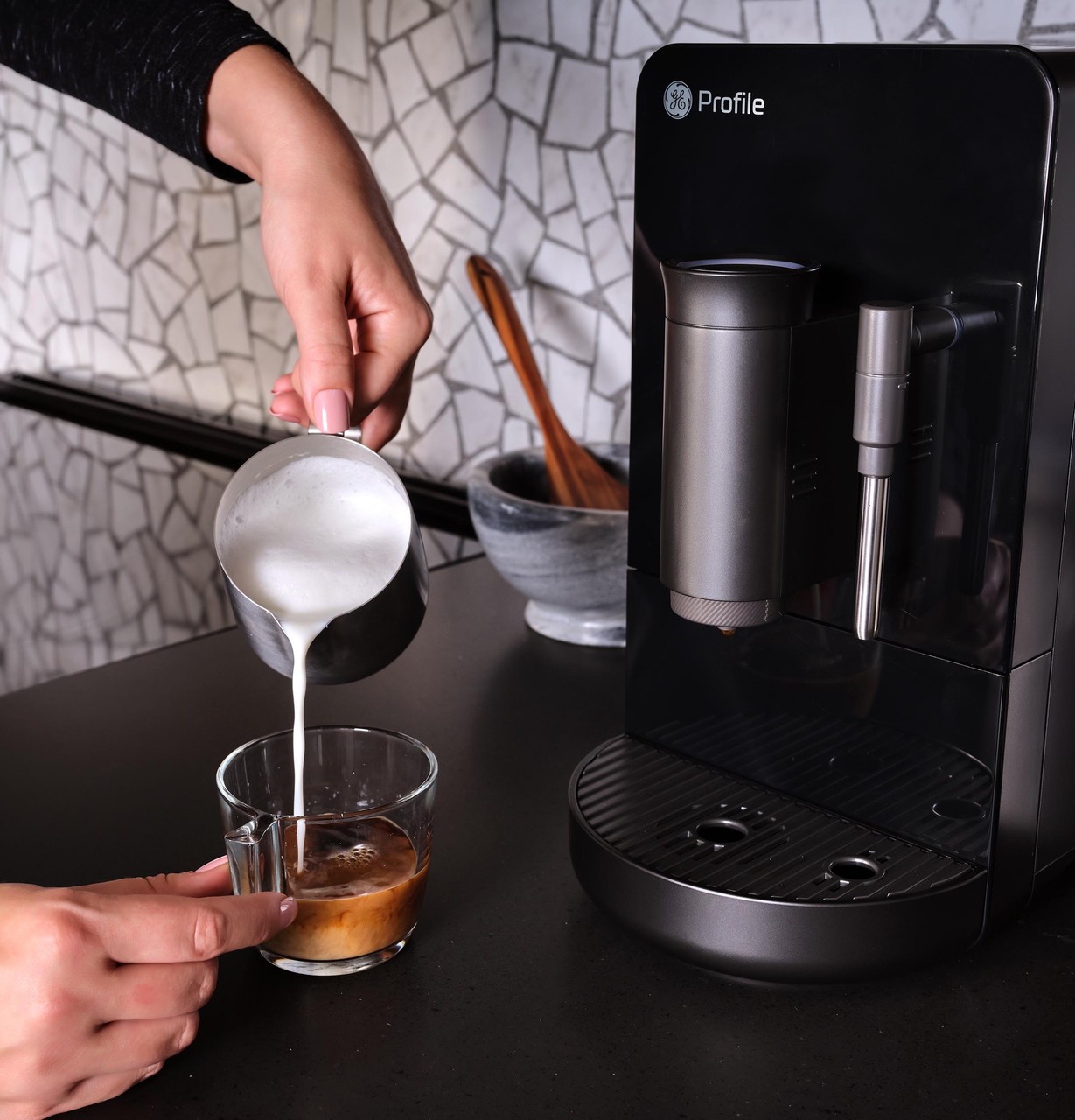 GEProfile_AutoEspresso_P7CEBBS6RBB_Steam_FandB_FrothingPitcher3.jpg GEProfile_AutoEspresso_P7CEBBS6RBB_Steam_FandB_FrothingPitcher3.jpg