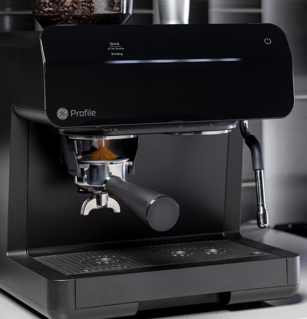 GEProfile_SemiAutoEspresso_P7CESAS6RBB_FandB_GrindingCradle.jpg