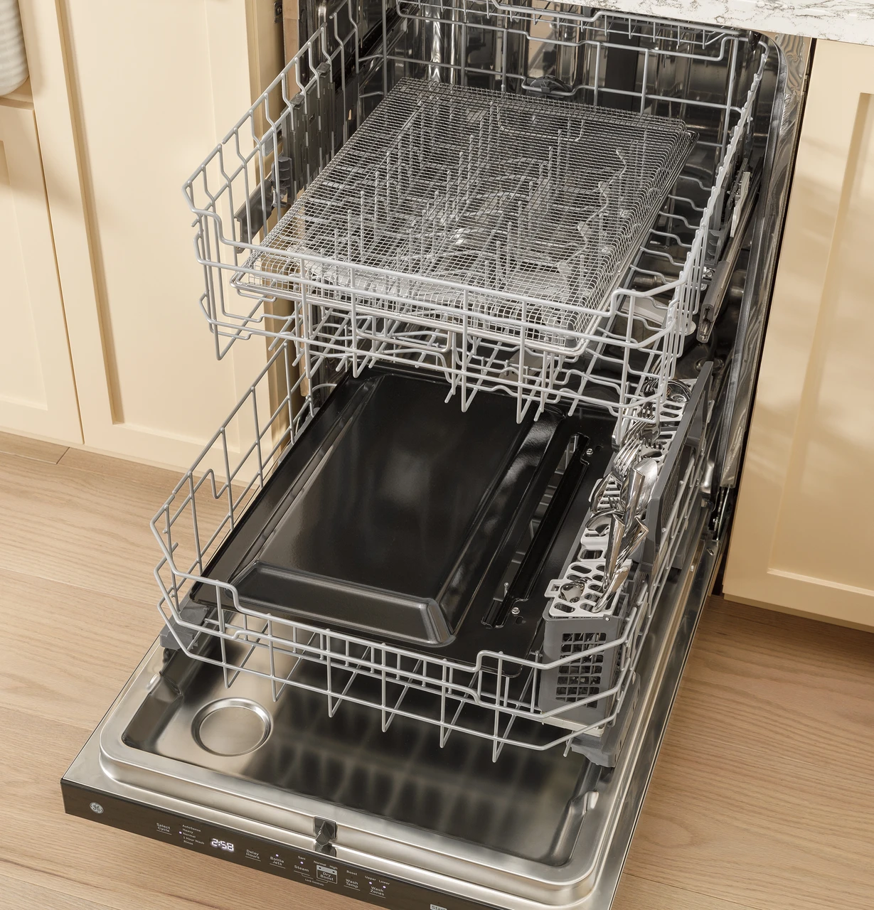 125337_GE_600_Easy_Wash_Oven_Tray_AirFry_Basket_In_Dishwasher.jpg
