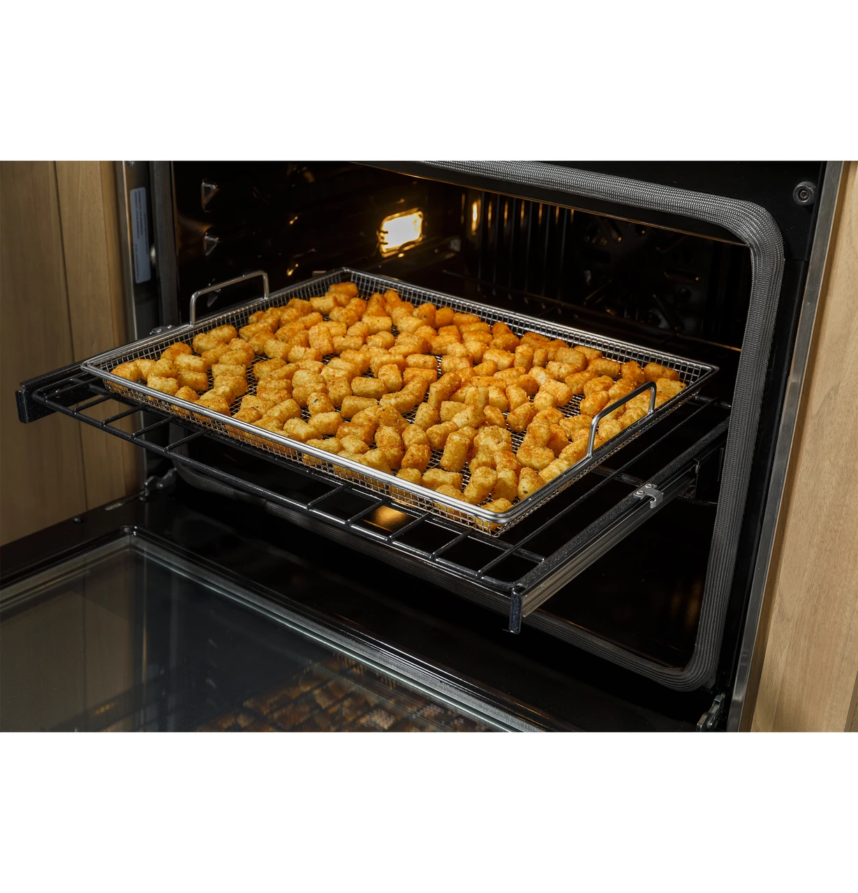 125643_JXAFTRAY1VSS_AirFryTray_Tots_001.jpg