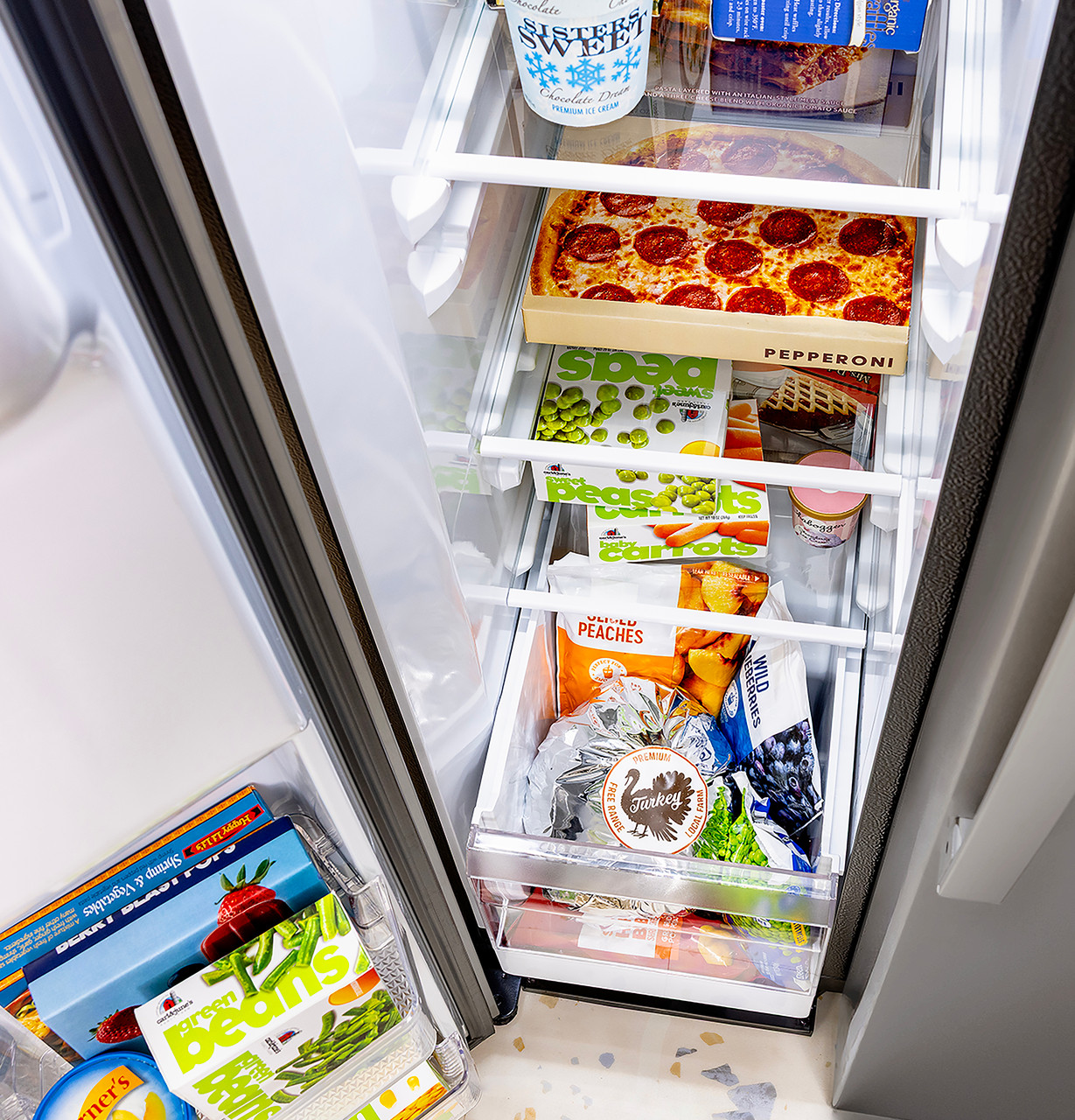 5444846873_GE_GSS28NMYES_FreezerDrawers.jpg