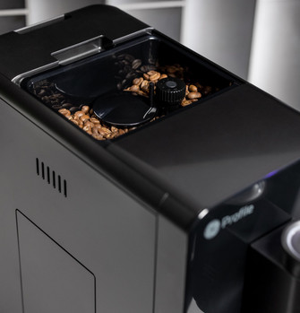 GEProfile_AutoEspresso_P7CEBBS6RBB_Steam_FandB_Built-In-Bean-Hopper.jpg