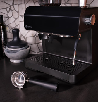 GEProfile_SemiAutoEspresso_P7CESAS6RBB_FandB_EasyToClean.jpg