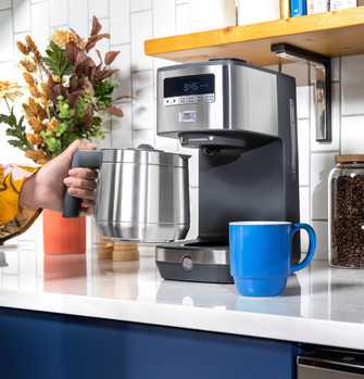 GE_CoffeeGlass_G7CDABSSTSS_FB_MidBrewPour.jpg