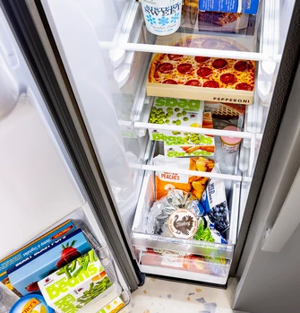 5444846873_GE_GSS28NMYES_FreezerDrawers.jpg