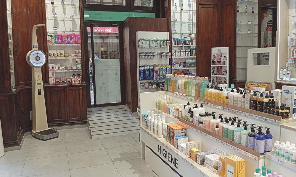 Interior de la Farmacie de La Creu en Barcelona