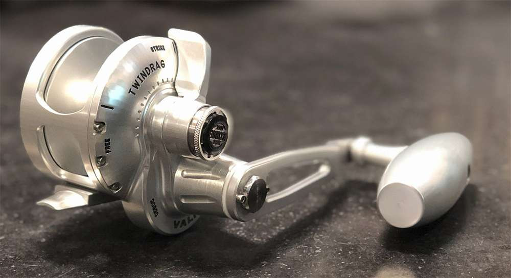 Accurate BV2-300L-SPJ Boss Valiant Slow Pitch Reel - TackleDirect