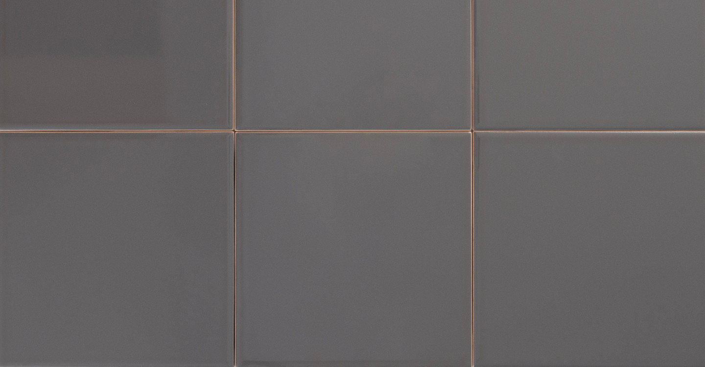 Anselmo Plano - Iron Glossy | Glazed Ceramic