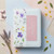 Biblia con Cierre Portátil Letra Grande 12 puntos RV1960, imit piel blanco floral lila con índice y canto floral