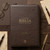 Biblia con Cierre Letra Súper Gigante 19 puntos Mediana RV1960, imit piel mocha con índice