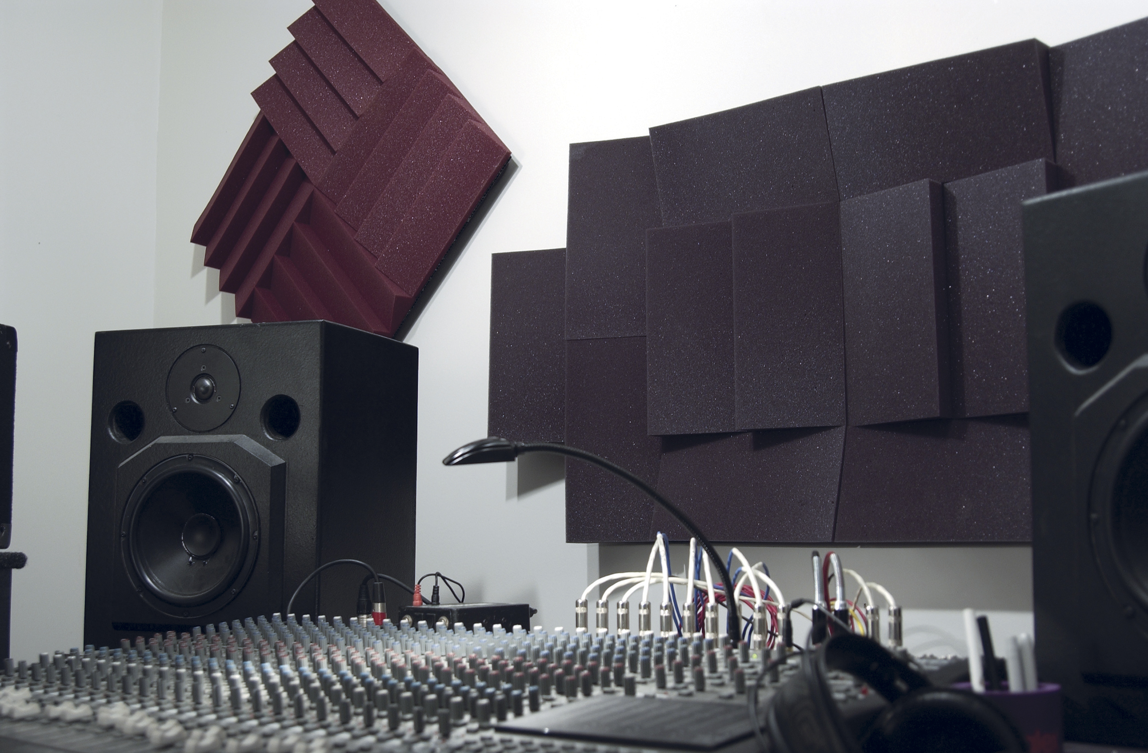 DST112 and DST114 Panels installed on wall behind speakers