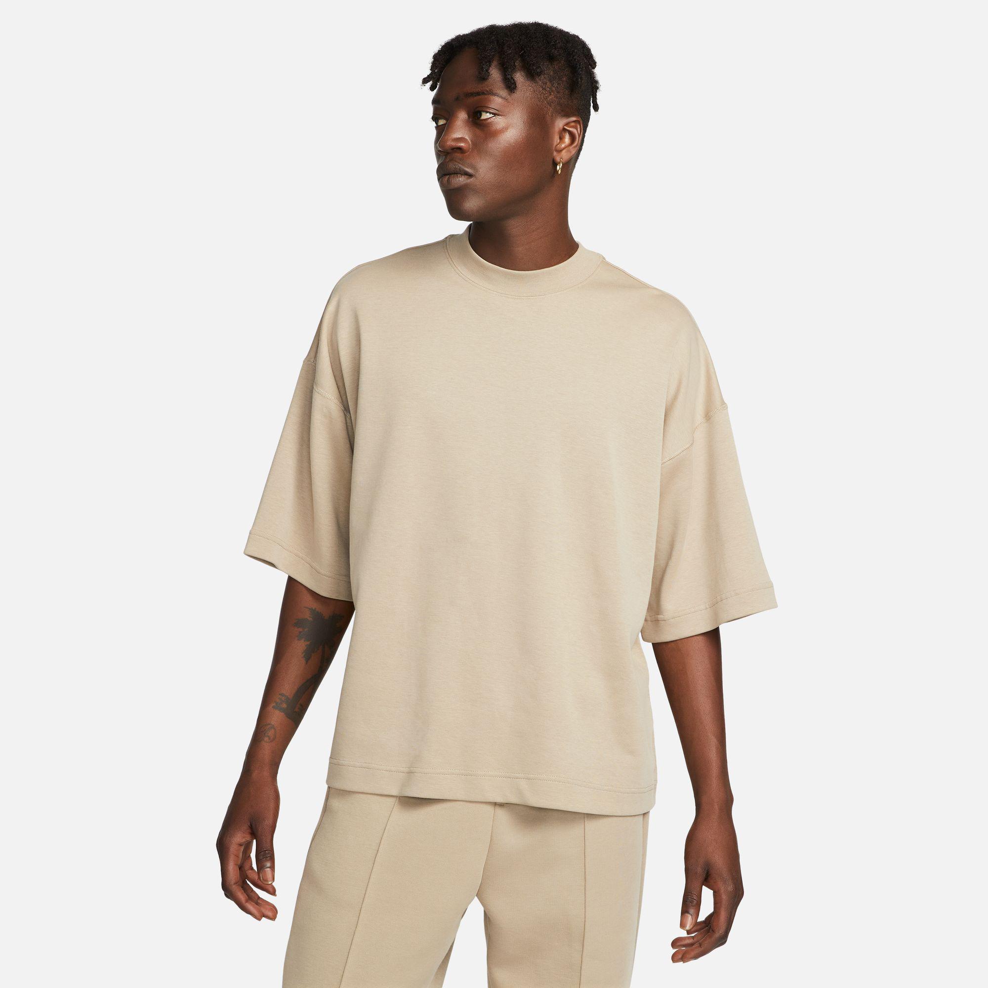 Nike Sportswear Tech Fleece Reimagined Men's Oversized Short-Sleeve  Sweatshirt - BEIGE