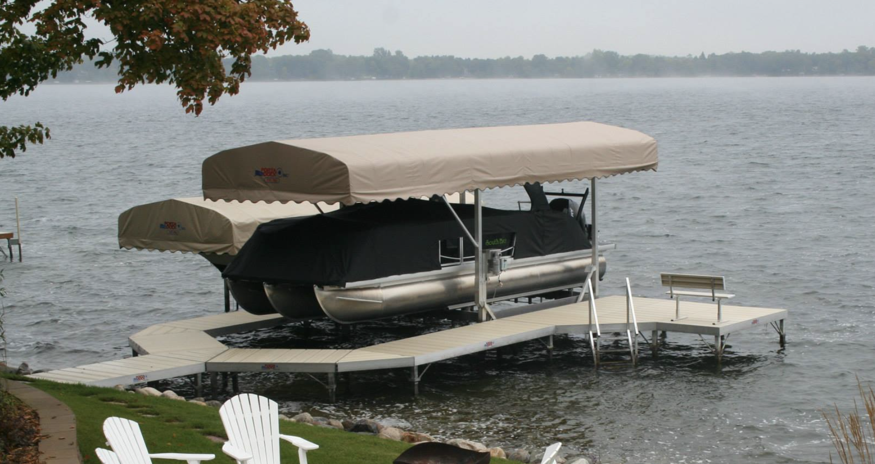 a boat is docked at a dock on a lake