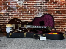 La légendaire ES-355 Gibson Rumble in the jungle, dernière guitare disponible en France chez Michel musique&nbsp;