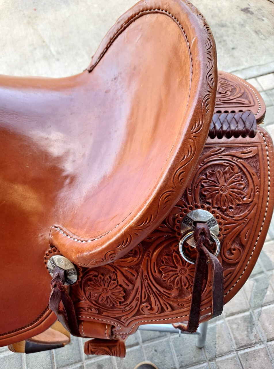 New Stock Saddle by Fort Worth Saddle Co with 14 inch seat. Round skirted lightweight trail saddle with extra rings & snap for hauling gear. Drop rigging on front and high pencil roll cantle for secure ride. Matching billets and flank cinch included. Gullet size is 6.75 inch, weight is 25lbs, and skirt is 23 inch. Made in USA. Limited lifetime warranty.

S995